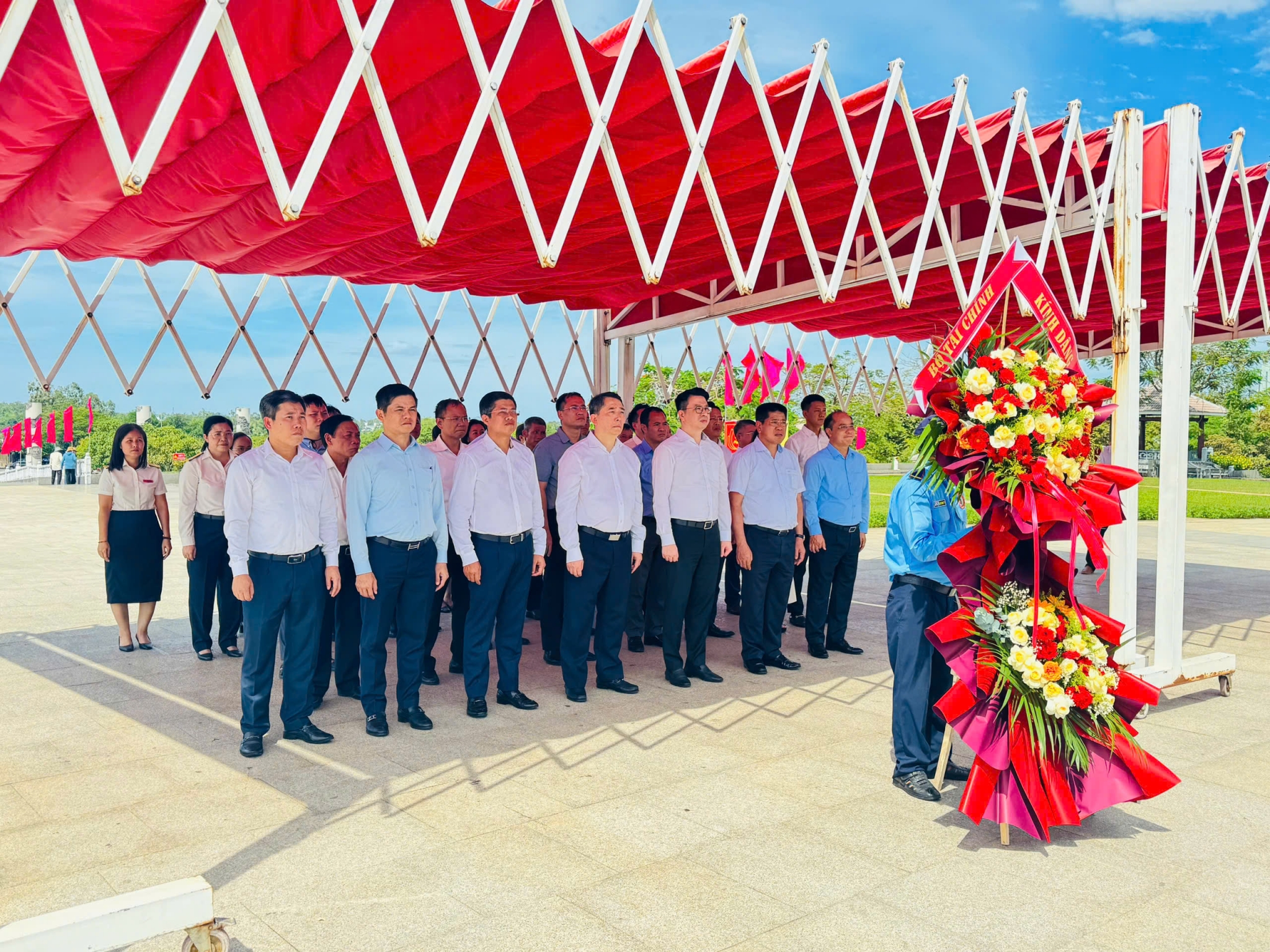 Đoàn công tác Bộ Tài chính dâng hương tri ân các Anh hùng liệt sĩ tại Quảng Ngãi và Đà Nẵng Đoàn công tác Bộ Tài chính dâng hương tri ân các Anh hùng liệt sĩ tại Quảng Ngãi và Đà Nẵng