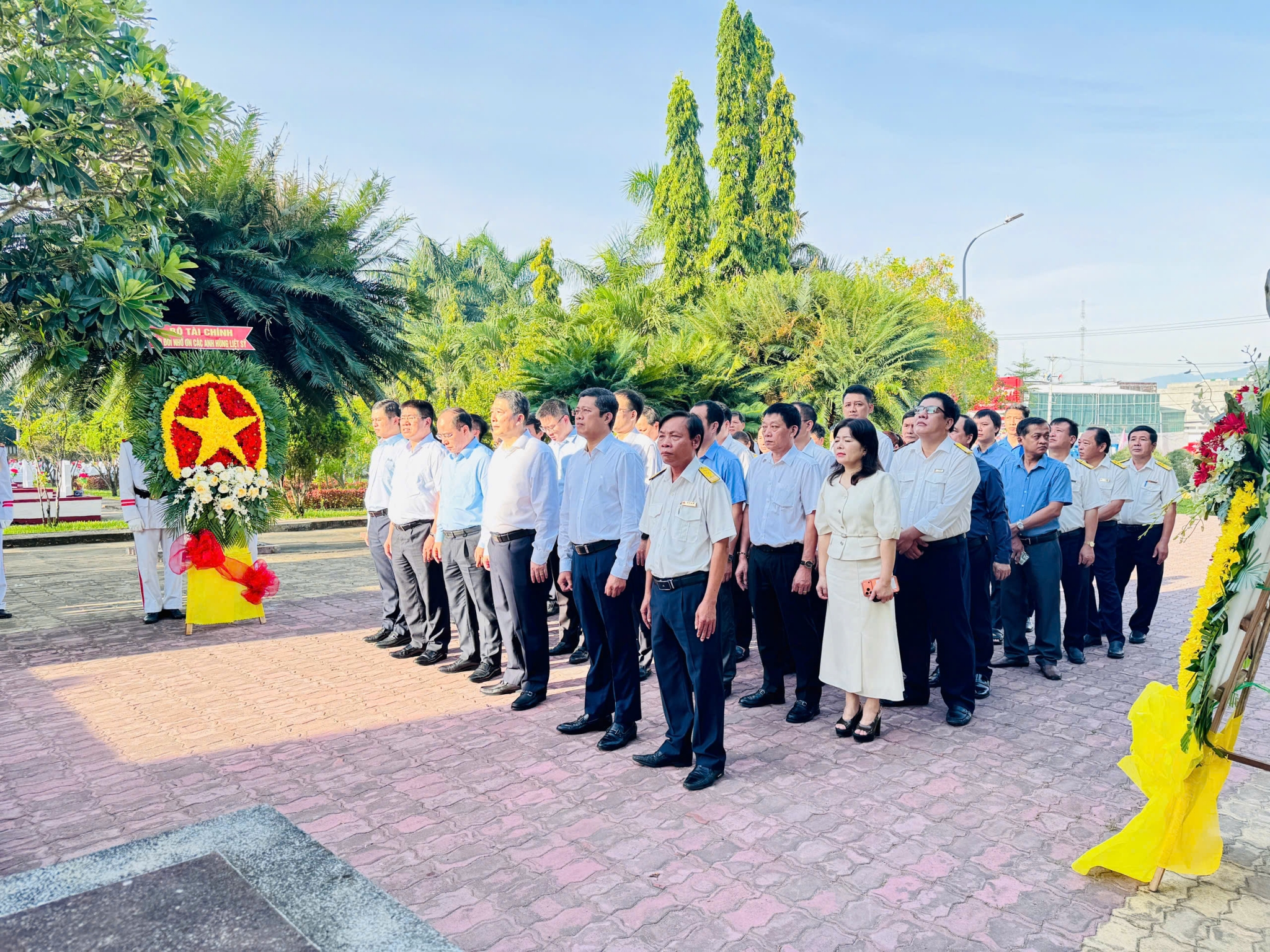 Đoàn công tác Bộ Tài chính dâng hương tri ân các Anh hùng liệt sĩ tại Quảng Ngãi và Đà Nẵng Đoàn công tác Bộ Tài chính dâng hương tri ân các Anh hùng liệt sĩ tại Quảng Ngãi và Đà Nẵng