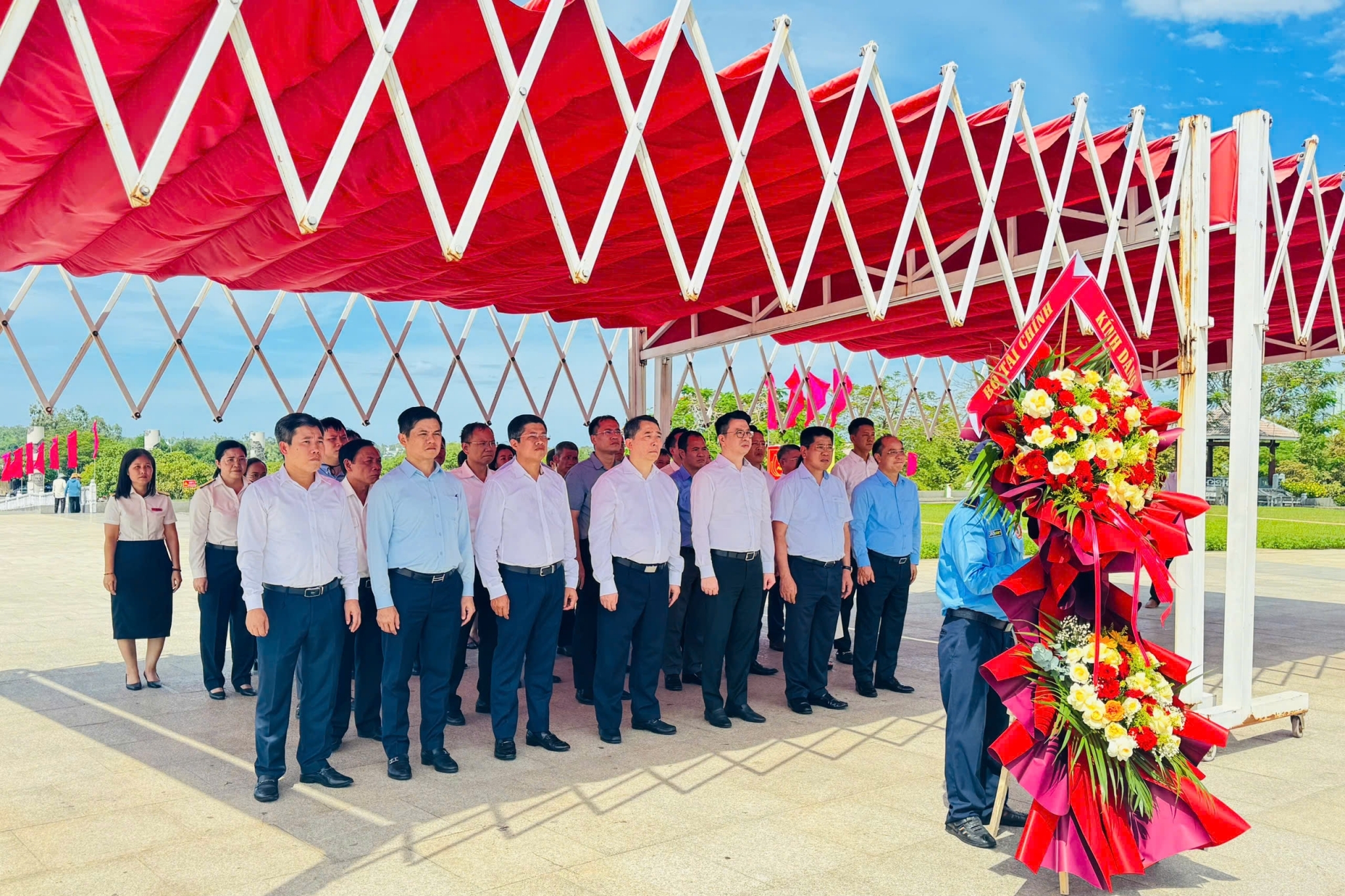 Đoàn công tác Bộ Tài chính dâng hương tri ân các Anh hùng liệt sĩ tại Quảng Ngãi và Đà Nẵng