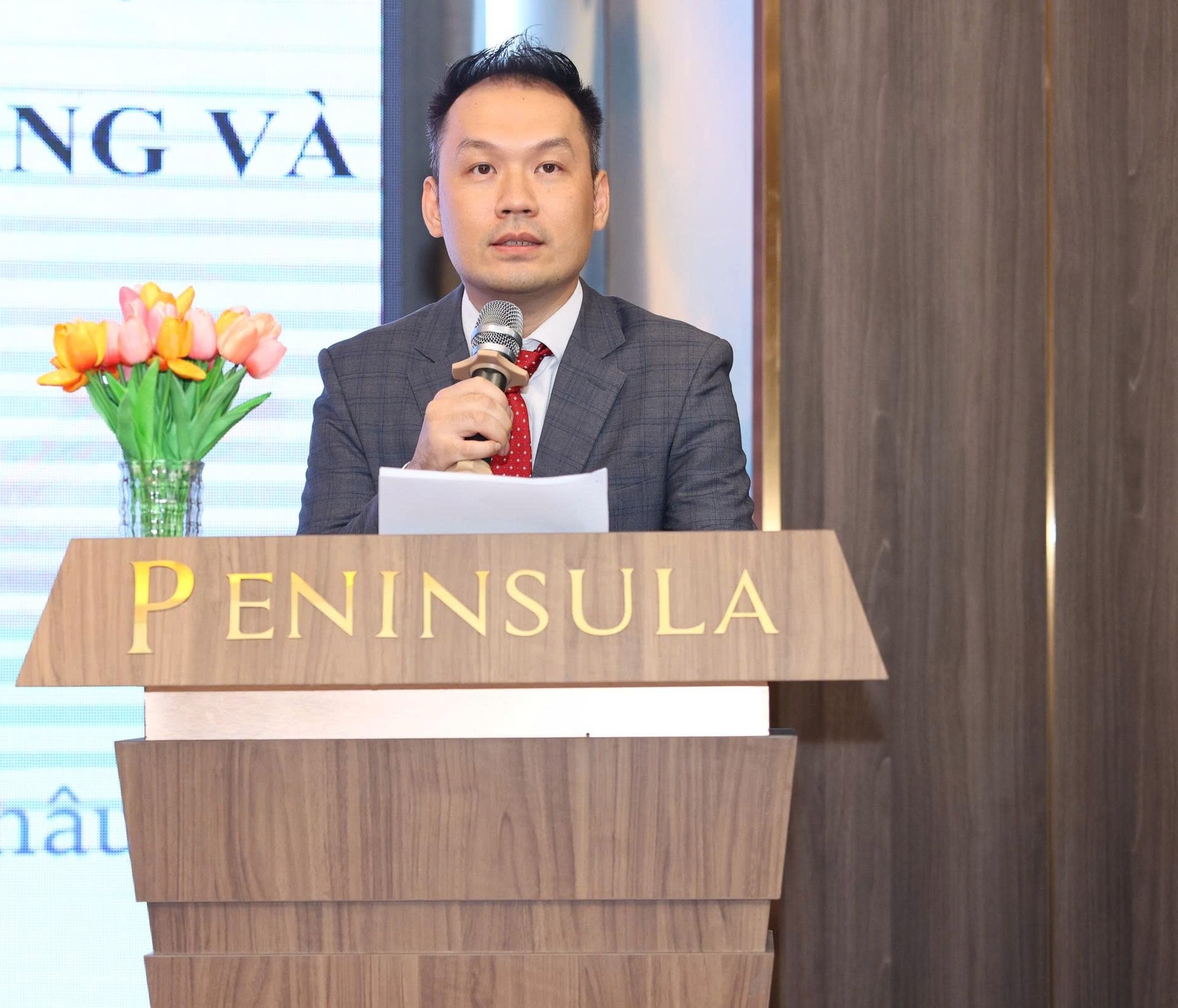 PGS.TS. Đinh Công Hoàng nhận định, thuế bổ sung 12,5% theo Mục 301 của Hoa Kỳ hiện tác động khoảng 37% kim ngạch xuất khẩu của Việt Nam sang thị trường này; đồng thời nhấn mạnh cần nâng cao năng lực tuân thủ, minh bạch chuỗi cung ứng, truy xuất nguồn gốc và đa dạng hóa thị trường để duy trì sức cạnh tranh bền vững.