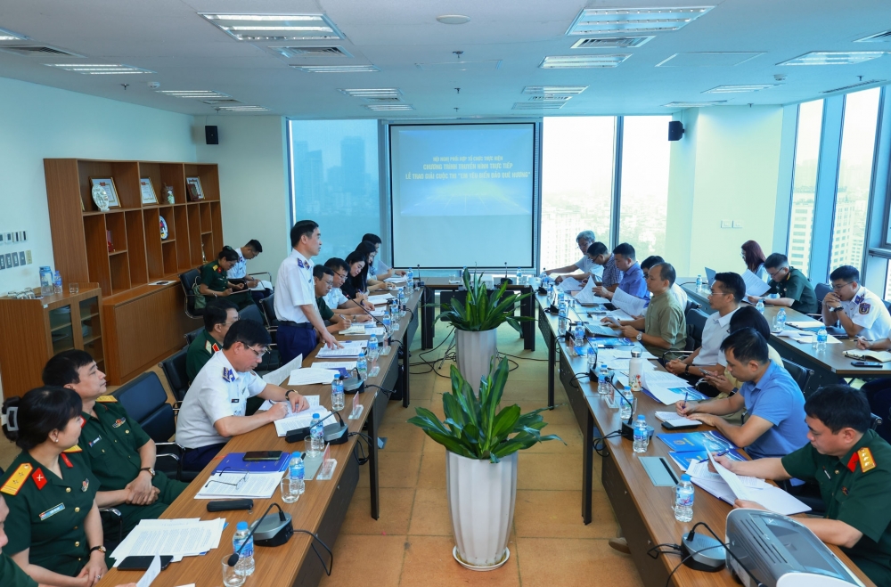 Quang cảnh buổi làm việc thống nhất phương án phối hợp tổ chức, truyền hình trực tiếp Chương trình Gala tổng kết, trao giải chung kết toàn quốc Cuộc thi “Em yêu biển, đảo quê hương Sẵn sàng cho Gala toàn quốc “Em yêu biển, đảo quê hương”