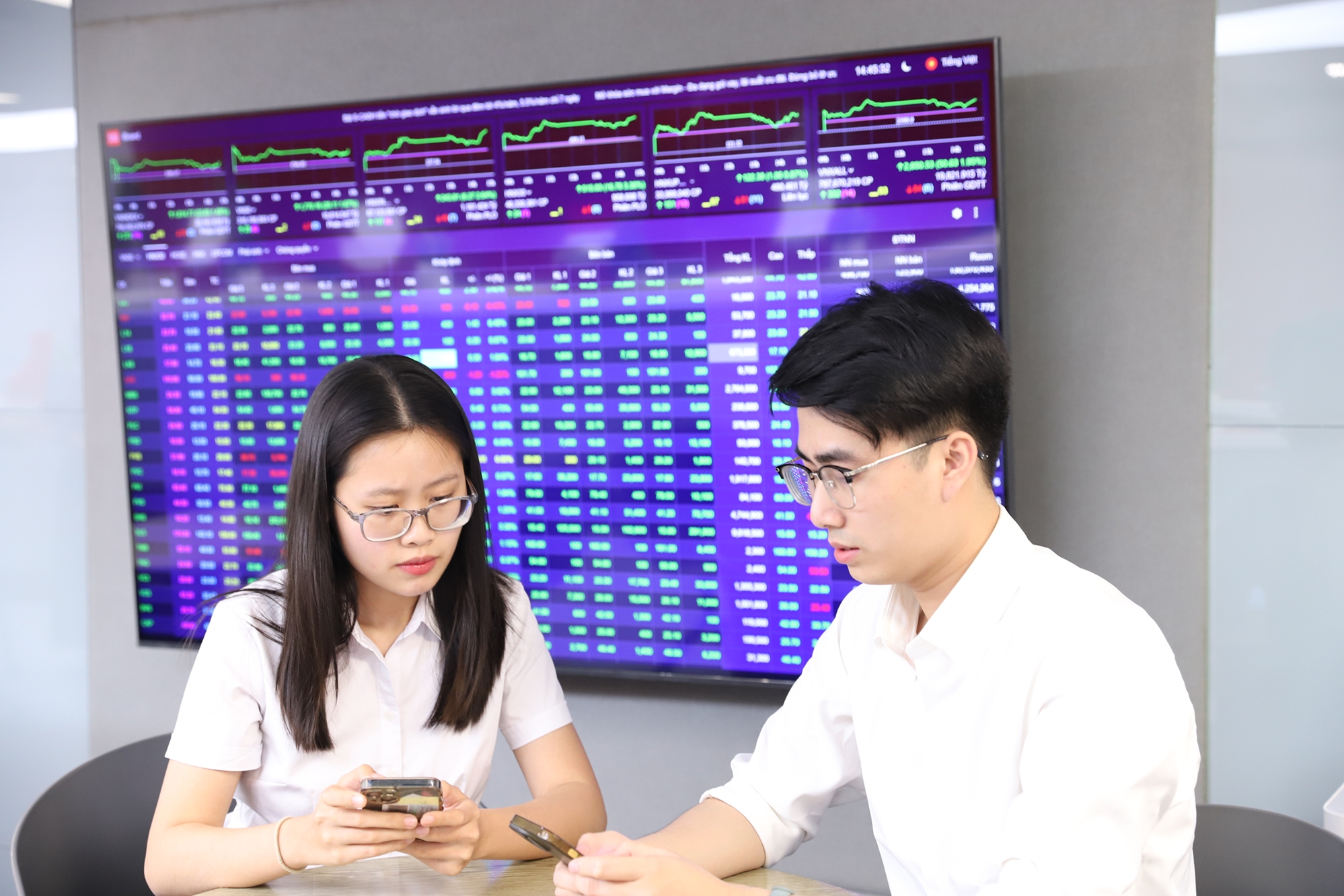 Cổ phiếu họ Vin “gánh” hơn 16 điểm, VN-Index vượt 1.700 điểm
