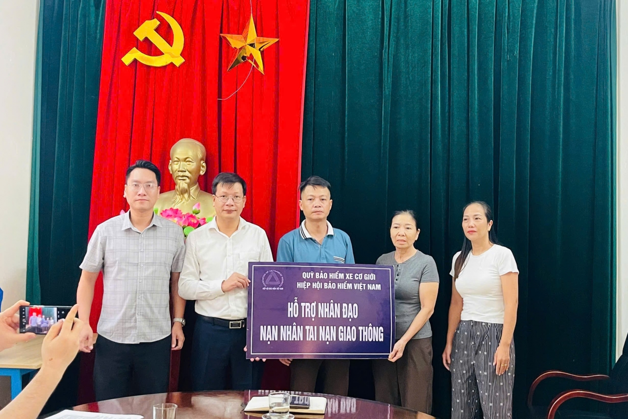 Quỹ Bảo hiểm xe cơ giới chia sẻ mất mát với gia đình nạn nhân tai nạn giao thông