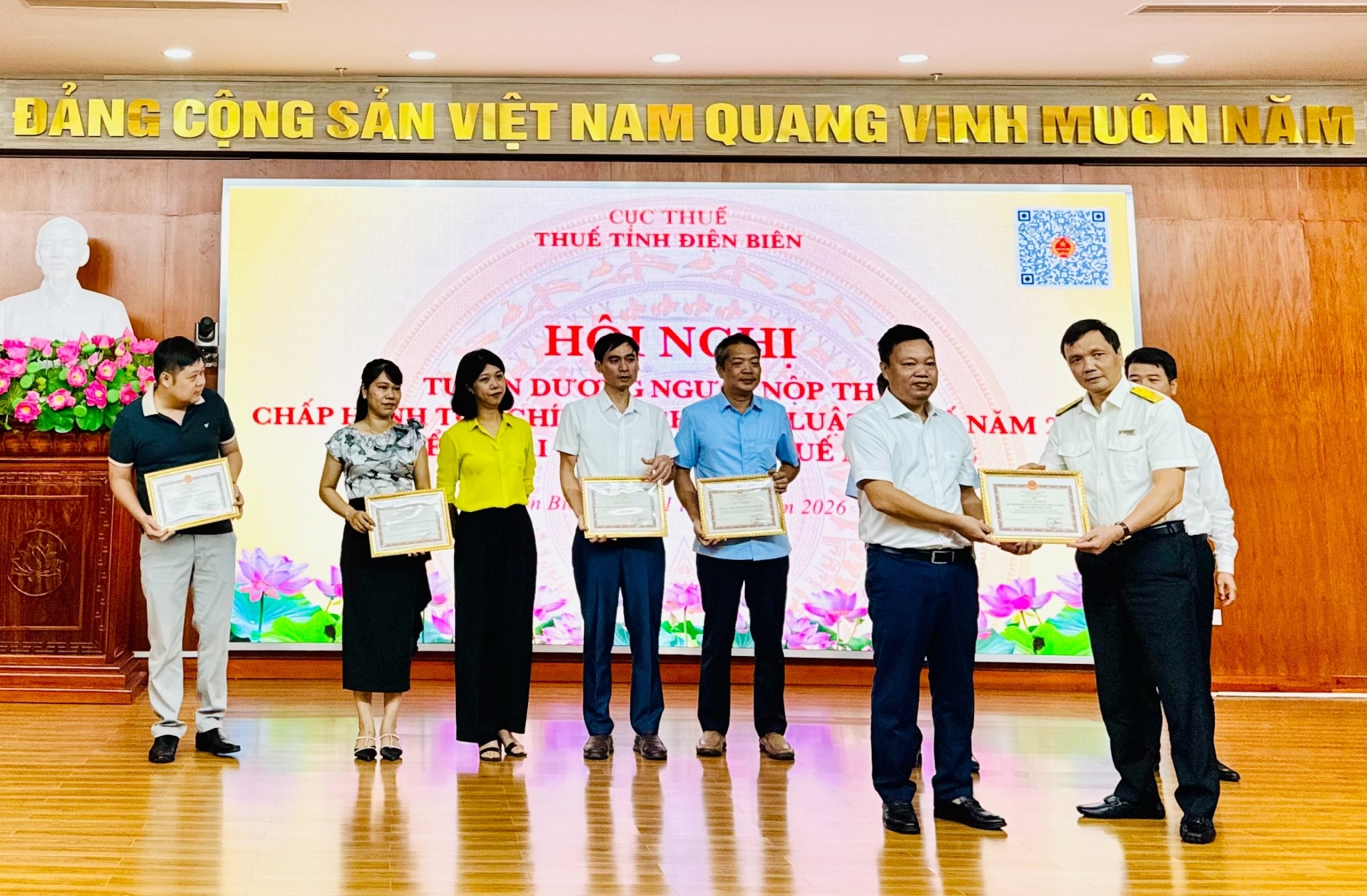 ông Nguyễn Quang Việt, Bí thư Đảng bộ, Trưởng Thuế tỉnh Điện Biên biểu dương những đóng góp tích cực của cộng đồng doanh nghiệp, hộ kinh doanh và người nộp thuế