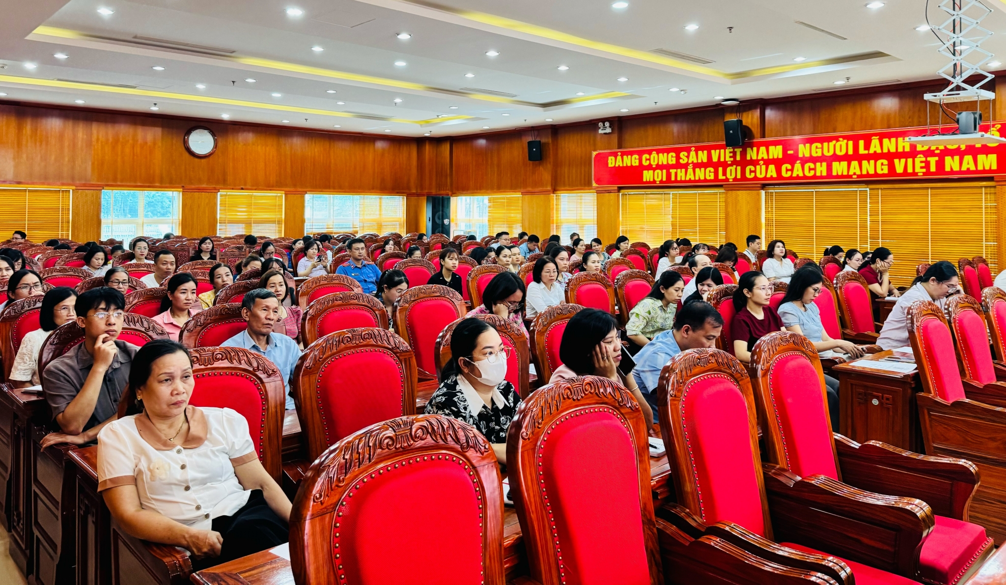Đại diện người nộp thuế đặt câu hỏi, kiến nghị tại Hội nghị.