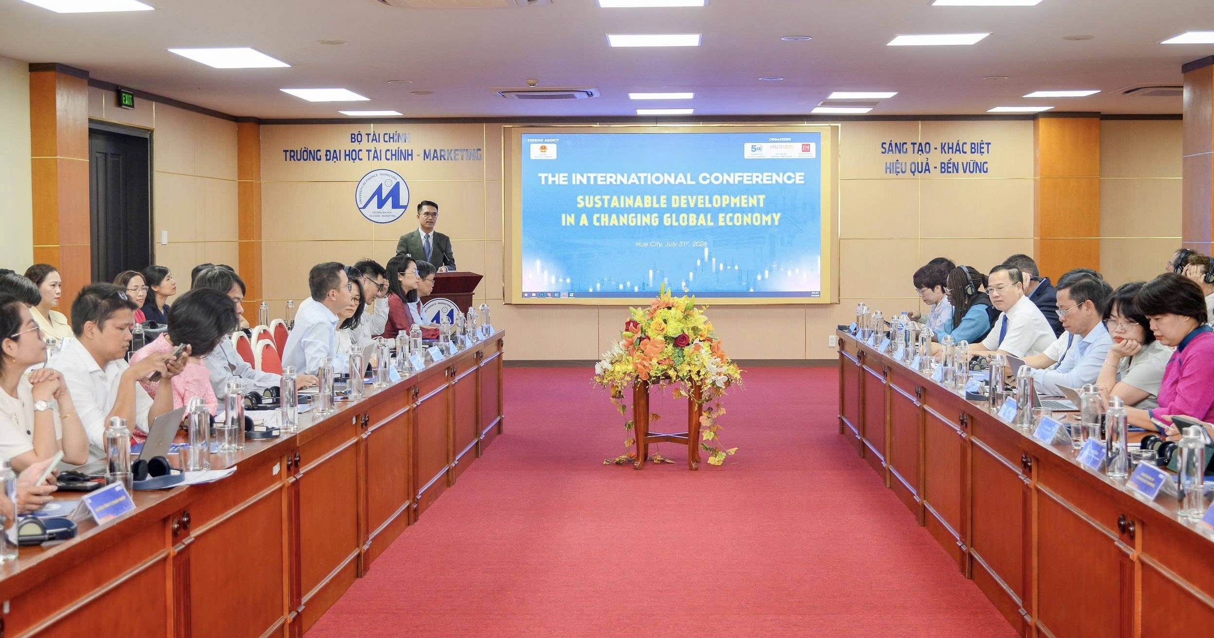 Tổ chức Hội thảo khoa học quốc tế “Phát triển bền vững trong nền kinh tế biến đổi toàn cầu”