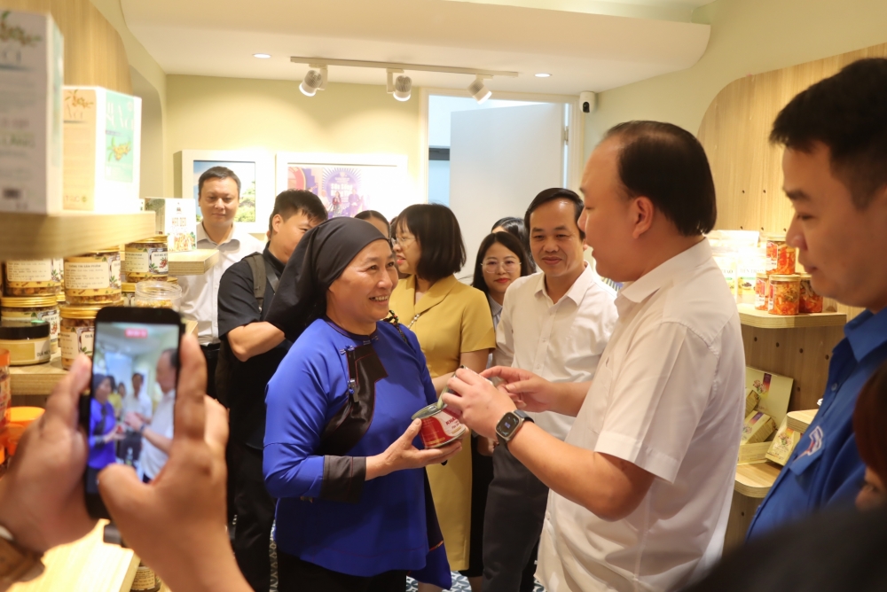 Ông Trần Hữu Linh, Cục trưởng Cục Quản lý và Phát triển thị trường trong nước tham dự khai mạc chương trình. (Ảnh: BCT/Vietnam+) Ông Trần Hữu Linh, Cục trưởng Cục Quản lý và Phát triển thị trường trong nước tham dự khai mạc chương trình. (Ảnh: BCT/Vietnam+)