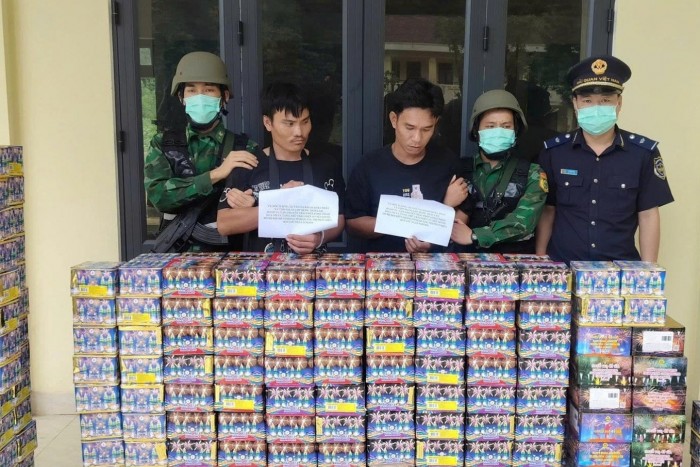 Bắt giữ hai đối tượng người Lào vận chuyển trái phép 633 kg pháo hoa nổ, ma túy