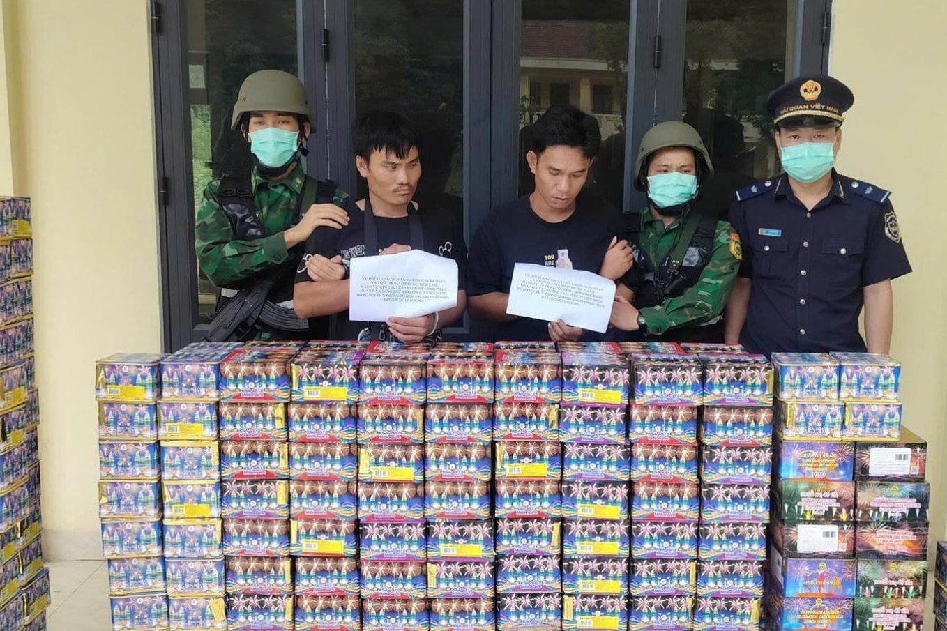 Bắt giữ hai đối tượng người Lào vận chuyển trái phép 633 kg pháo hoa nổ, ma túy