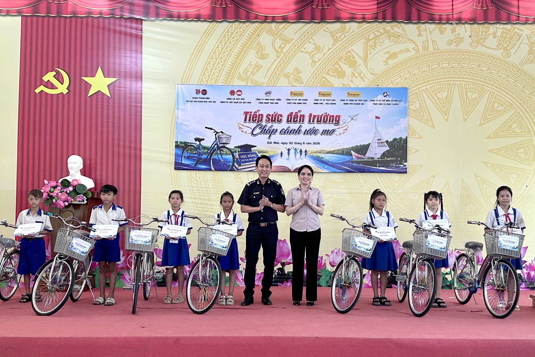 Hải quan khu vực XIX tiếp sức cho học sinh khó khăn vùng Đất Mũi