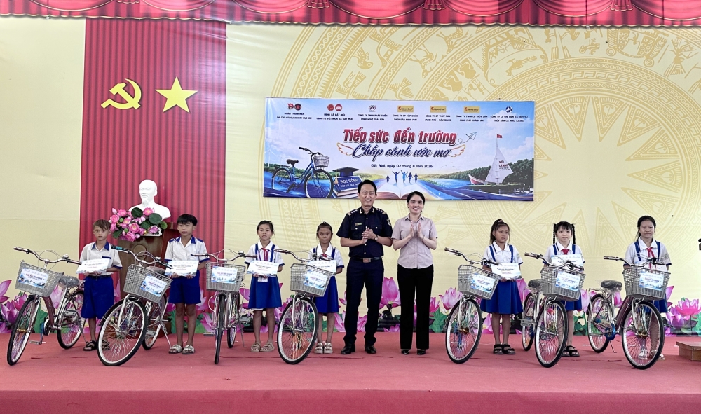 Hải quan khu vực XIX tiếp sức cho học sinh khó khăn vùng Đất Mũi