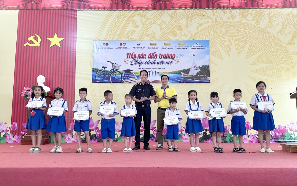 Hải quan khu vực XIX tiếp sức học sinh khó khăn vùng Đất Mũi