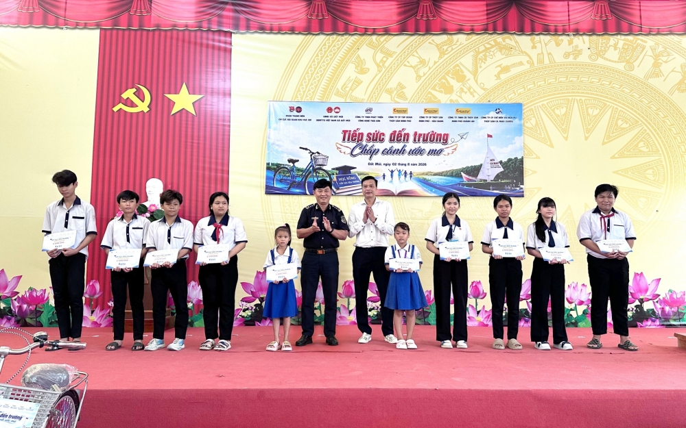 Hải quan khu vực XIX tiếp sức học sinh khó khăn vùng Đất Mũi