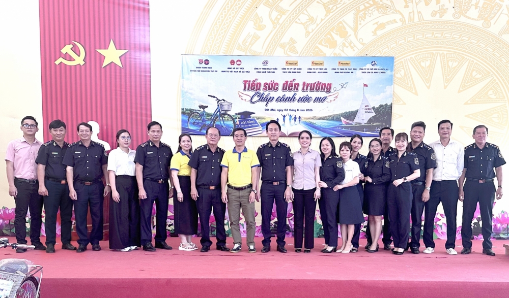 Hải quan khu vực XIX tiếp sức học sinh khó khăn vùng Đất Mũi