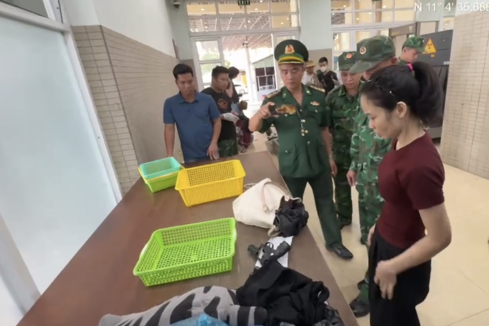 Bắt giữ đối tượng mang vật thể nghi súng quân dụng nhập cảnh qua Mộc Bài