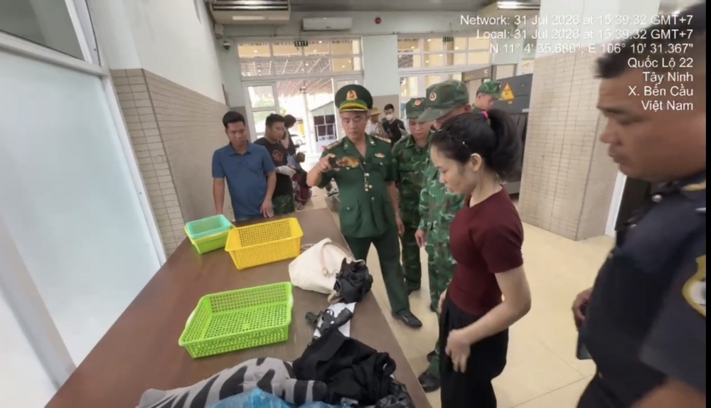 Bắt giữ đối tượng mang vật thể nghi súng quân dụng nhập cảnh qua Mộc Bài