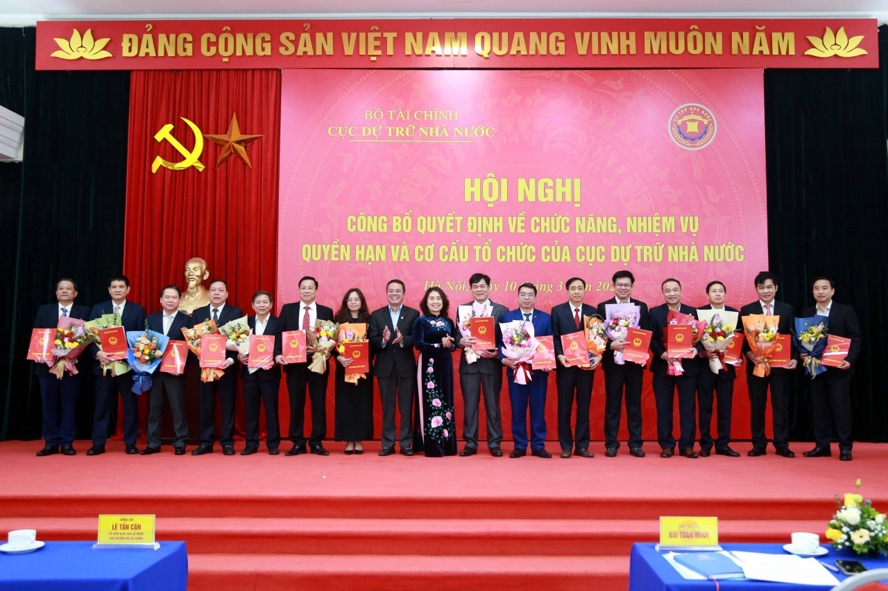 Bài 1: Tô đậm truyền thống vẻ vang, xây dựng ngành Dự trữ Nhà nước phát triển vững mạnh Bài 1: Tô đậm truyền thống vẻ vang, xây dựng ngành Dự trữ Nhà nước phát triển vững mạnh
