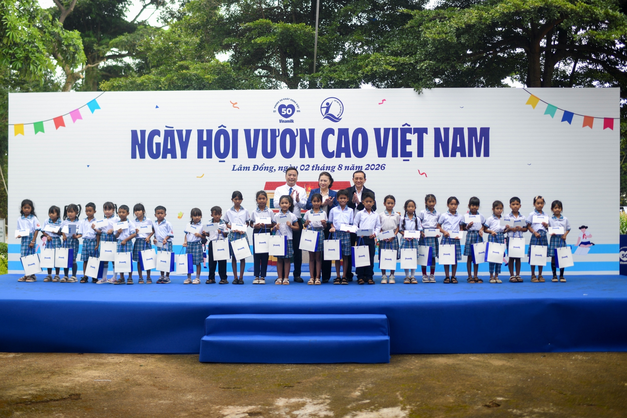 Vinamilk Mọi trẻ em đều xứng đáng được lớn lên khỏe mạnh