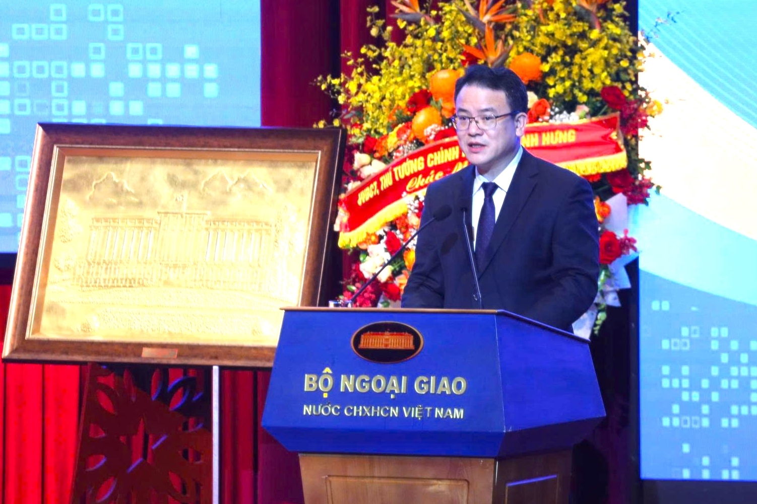Hoàn thiện thể chế, bảo đảm nguồn lực cho hoạt động đối ngoại