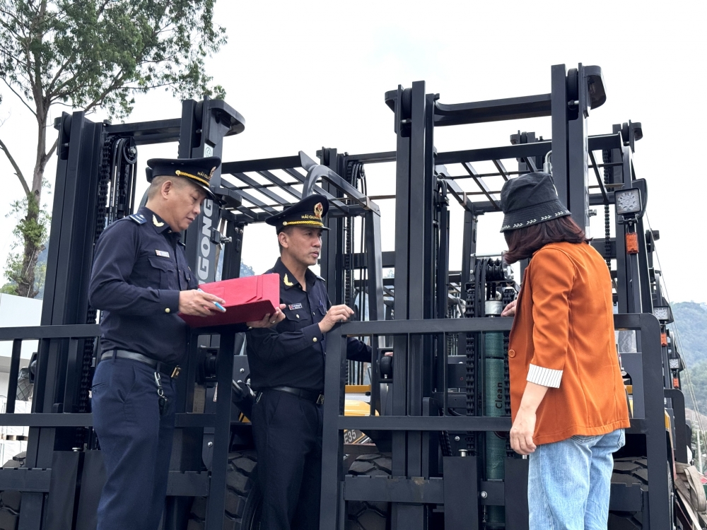 Công chức Hải quan cửa khẩu quốc tế Hữu Nghị kiểm tra máy móc nhập khẩu. Ảnh: H.Nụ