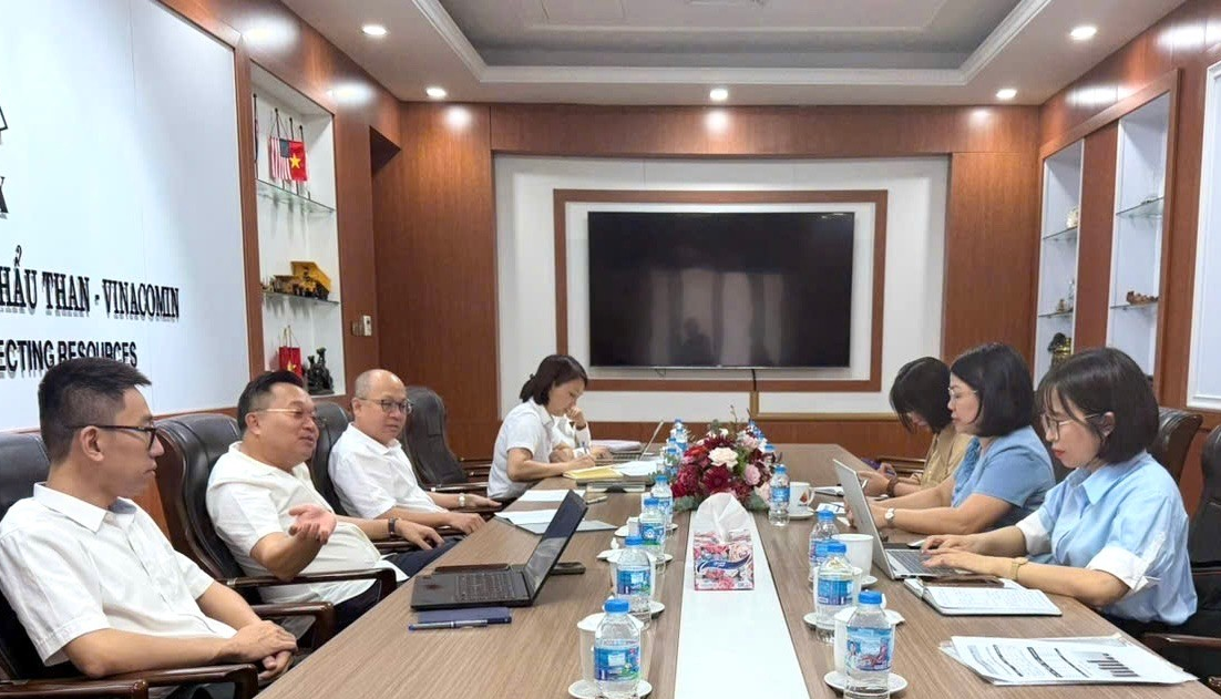 Hải quan Cẩm Phả làm việc với doanh nghiệp để nắm bắt tình hình xuất nhập khẩu những tháng cuối năm