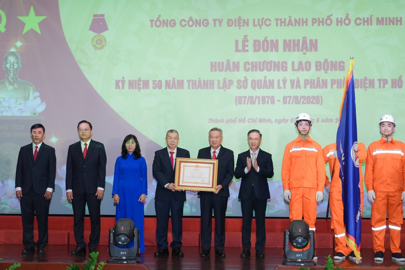 EVNHCMC vinh dự đón nhận Huân chương Lao động hạng Ba