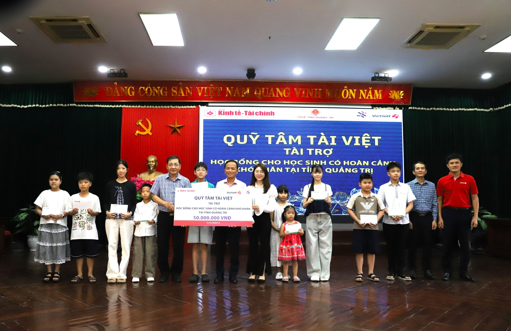Những món quà nhỏ với yêu thương lớn trên hành trình “Uống nước nhớ nguồn”