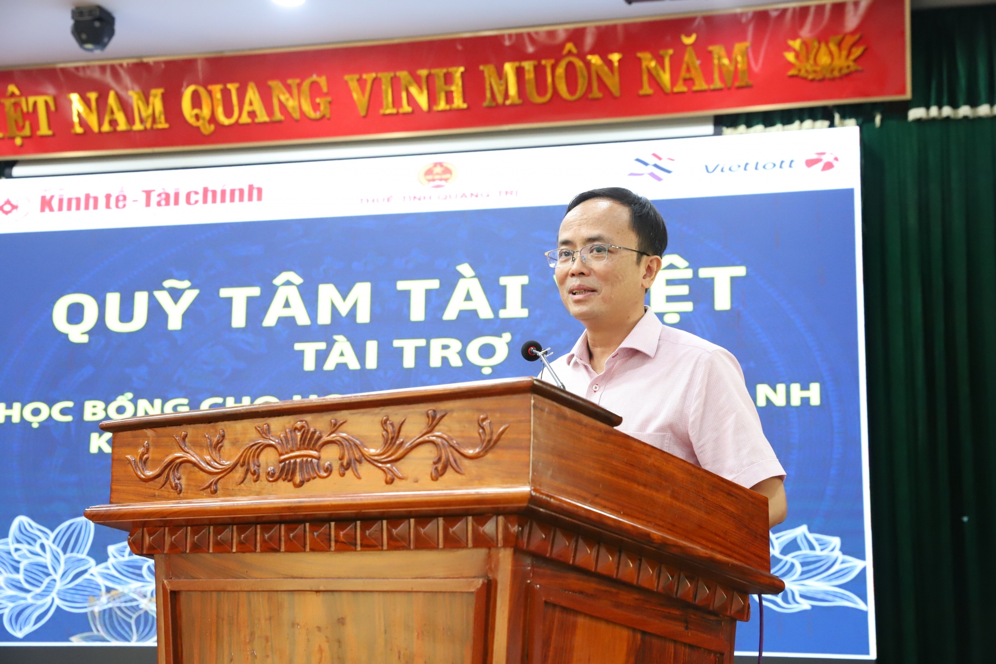 Những món quà nhỏ với yêu thương lớn trên hành trình “Uống nước nhớ nguồn”