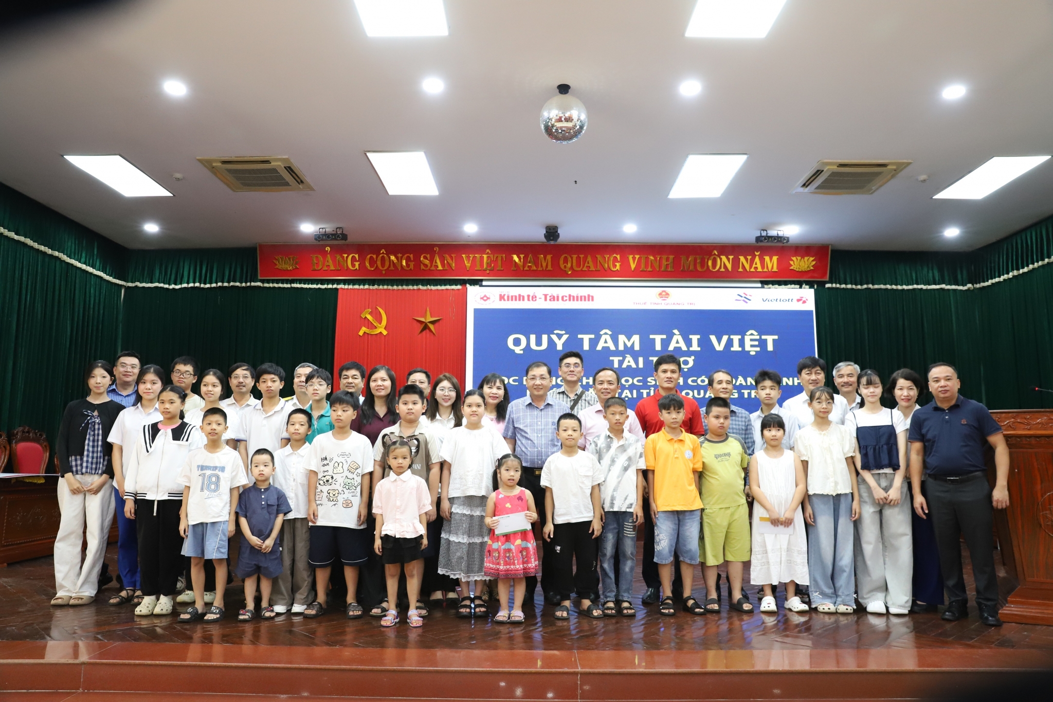 Những món quà nhỏ với yêu thương lớn trên hành trình “Uống nước nhớ nguồn”