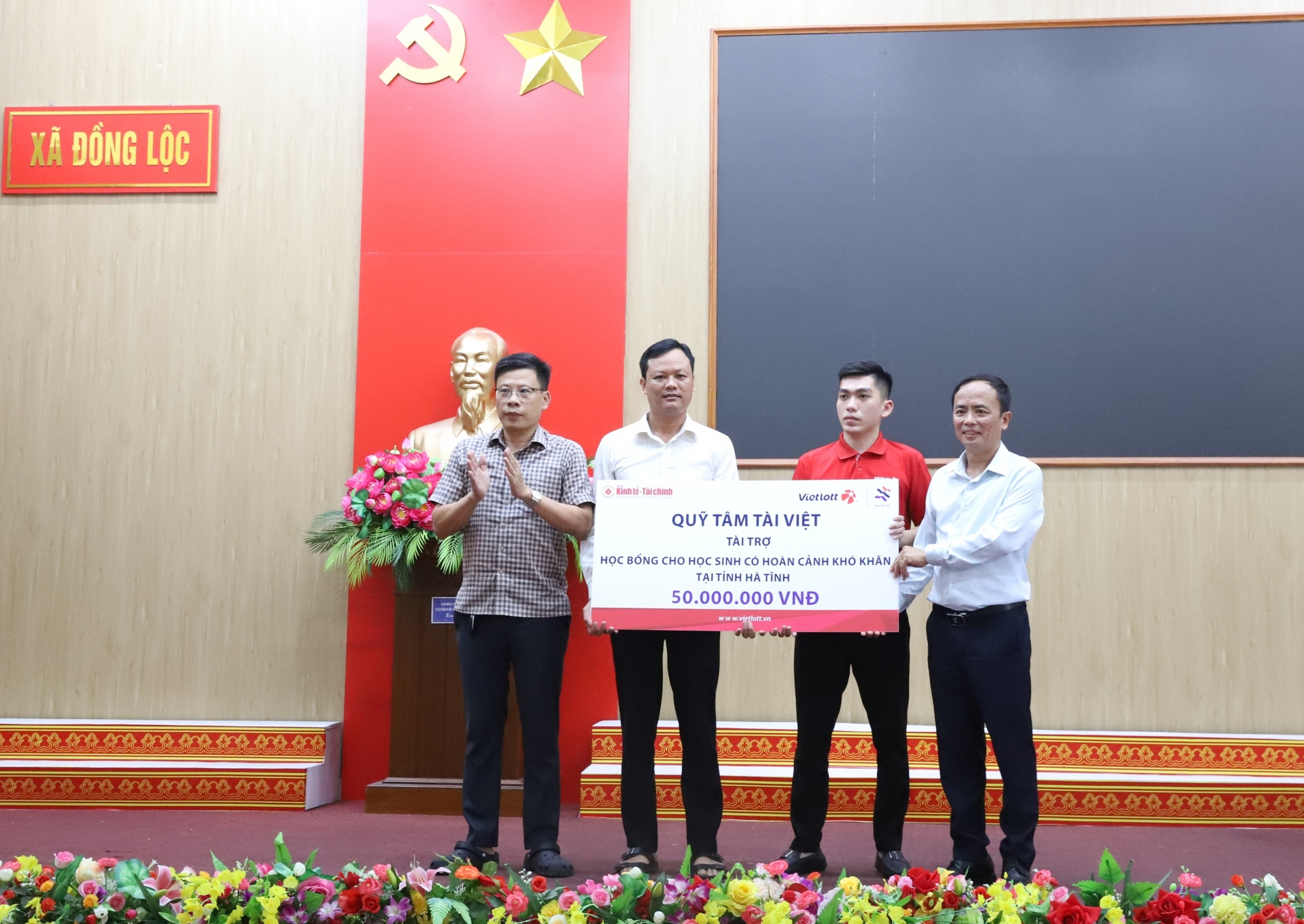 Những món quà nhỏ với yêu thương lớn trên hành trình “Uống nước nhớ nguồn”