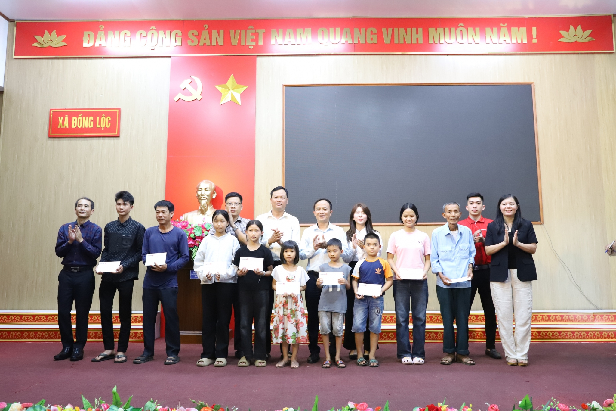 Những món quà nhỏ với yêu thương lớn trên hành trình “Uống nước nhớ nguồn”