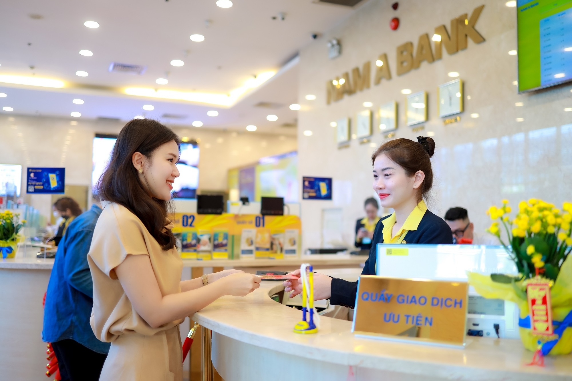 Lãi suất có dấu hiệu giảm, áp lực thanh khoản vẫn bủa vây