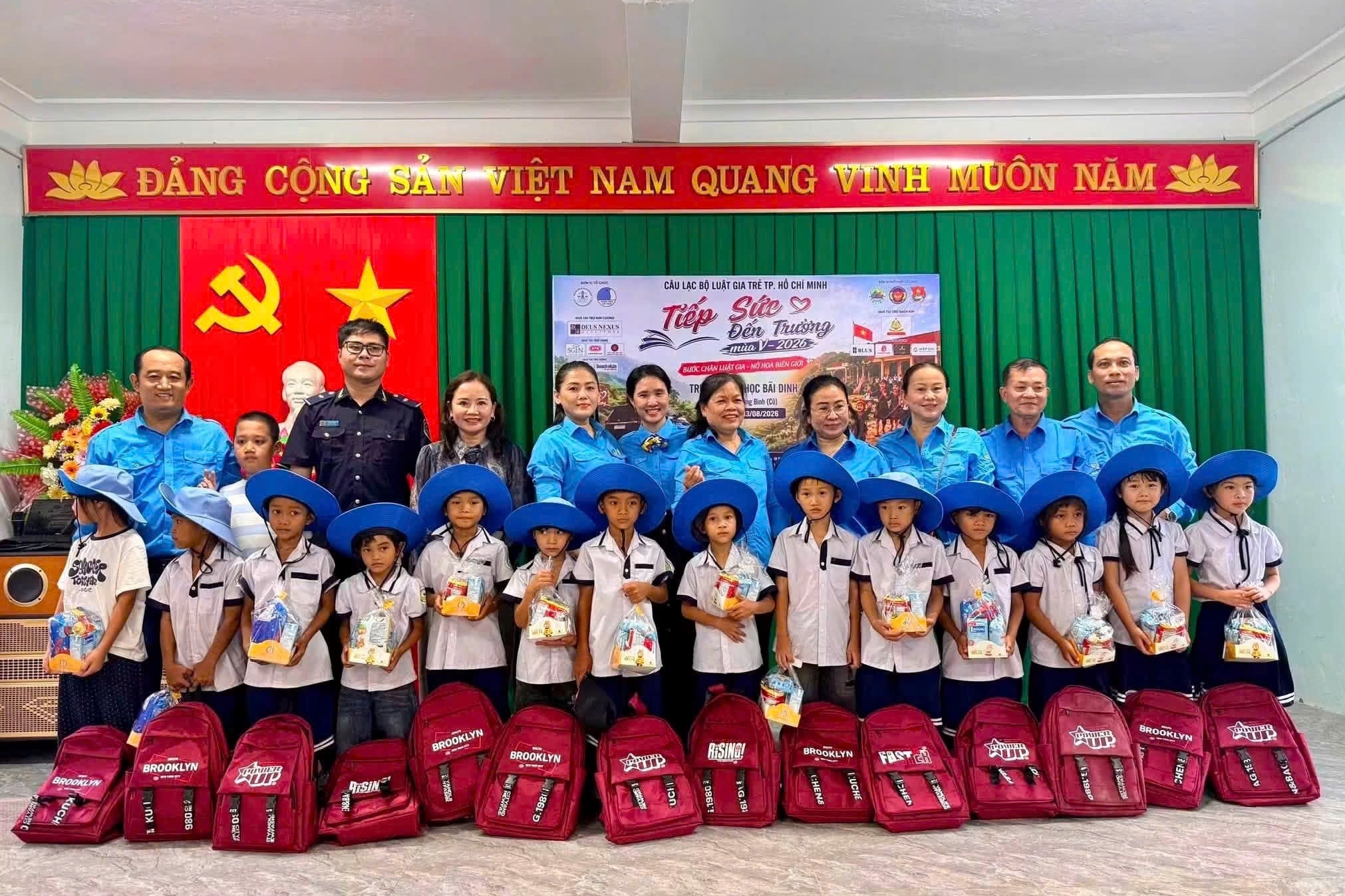 Hải quan cửa khẩu quốc tế Cha Lo tiếp sức học sinh đến trường