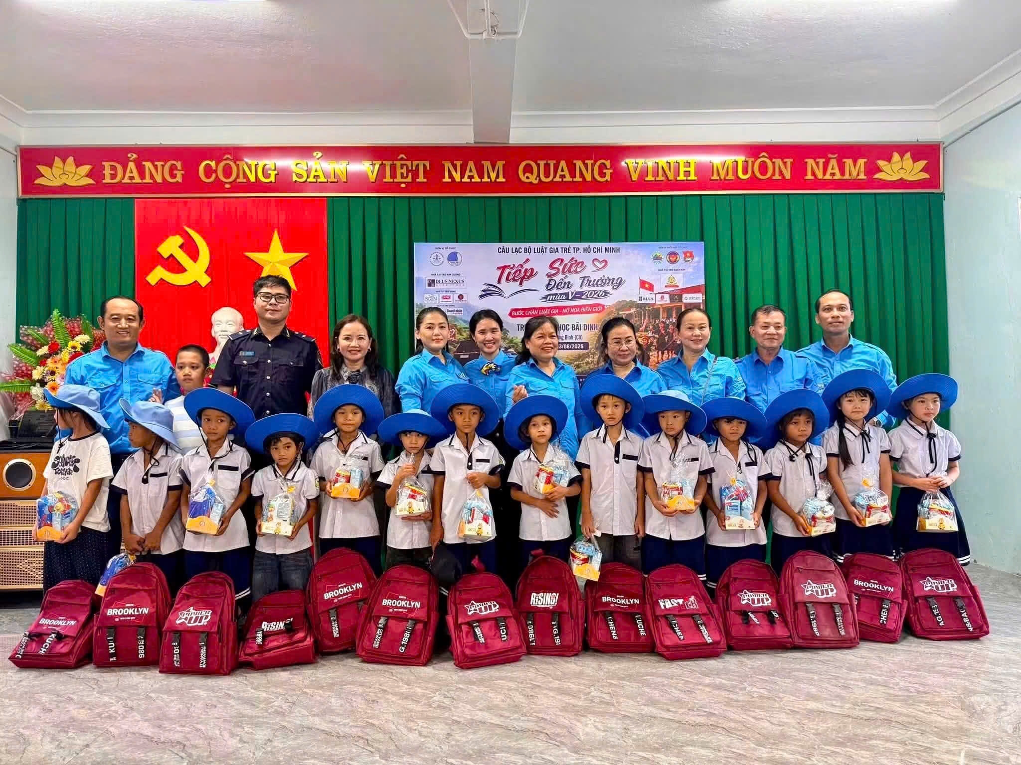 Hải quan cửa khẩu quốc tế Cha Lo tiếp sức học sinh đến trường