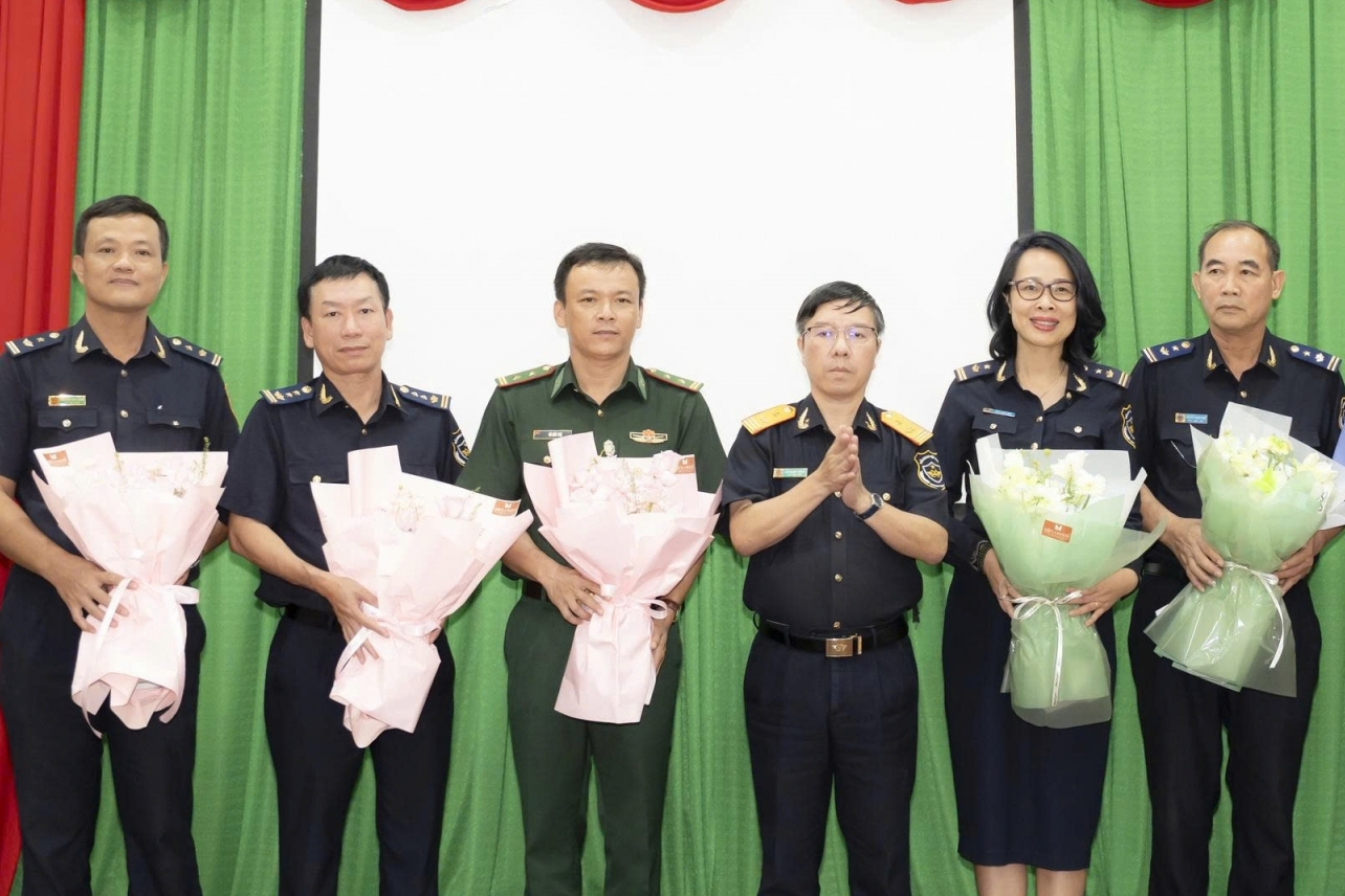 Thưởng nóng lực lượng triệt phá vụ buôn lậu ngà voi lớn nhất tại cảng Quy Nhơn