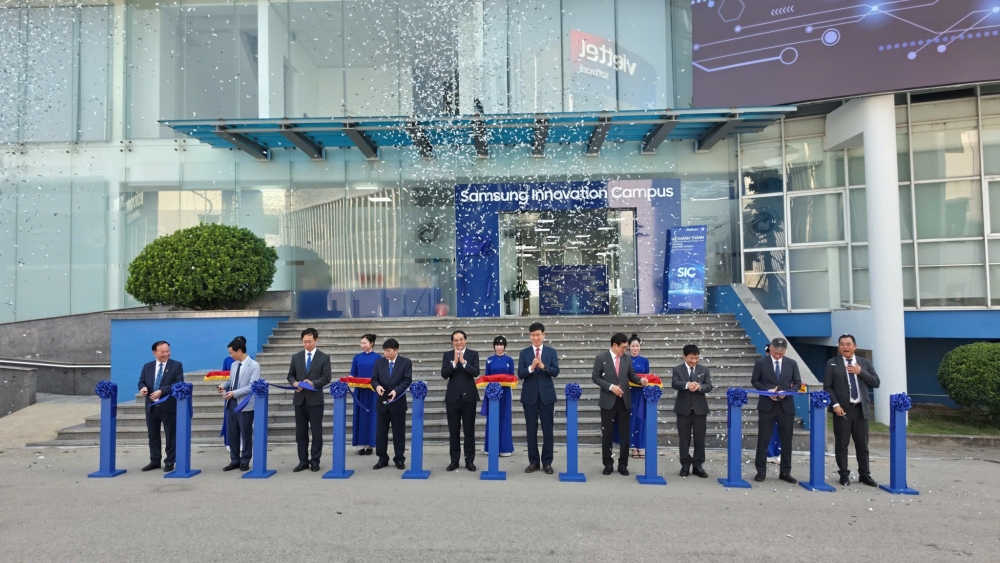 Các đại biểu thực hiện nghi thức cắt băng khánh thành Trung tâm Phát triển nhân tài công nghệ cao SIC. Ảnh: Samsung Việt Nam