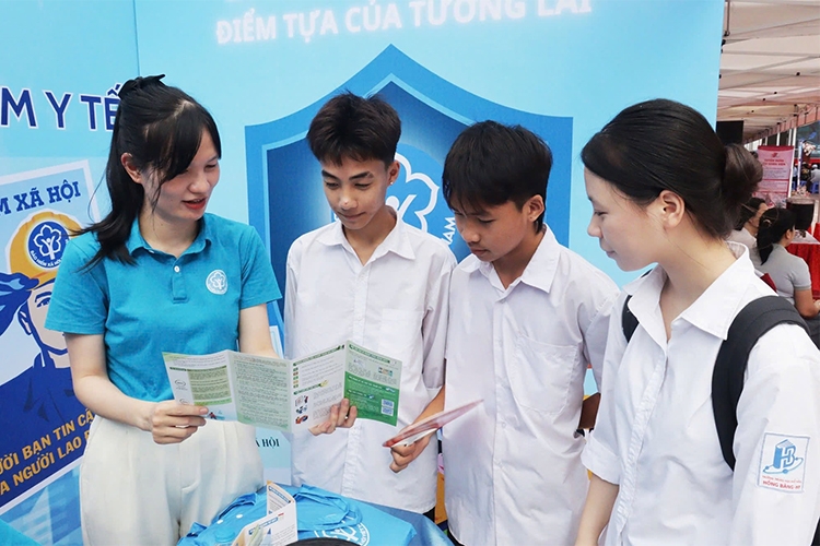 Tư vấn chính sách giúp các em học sinh, sinh viên hiểu rõ ý nghĩa của chính sách và nâng cao tinh thần trách nhiệm xã hội.