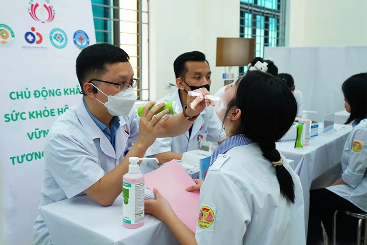 Khám sức khỏe học đường cho các em học sinh thông qua chính sách BHYT học sinh, sinh viên.