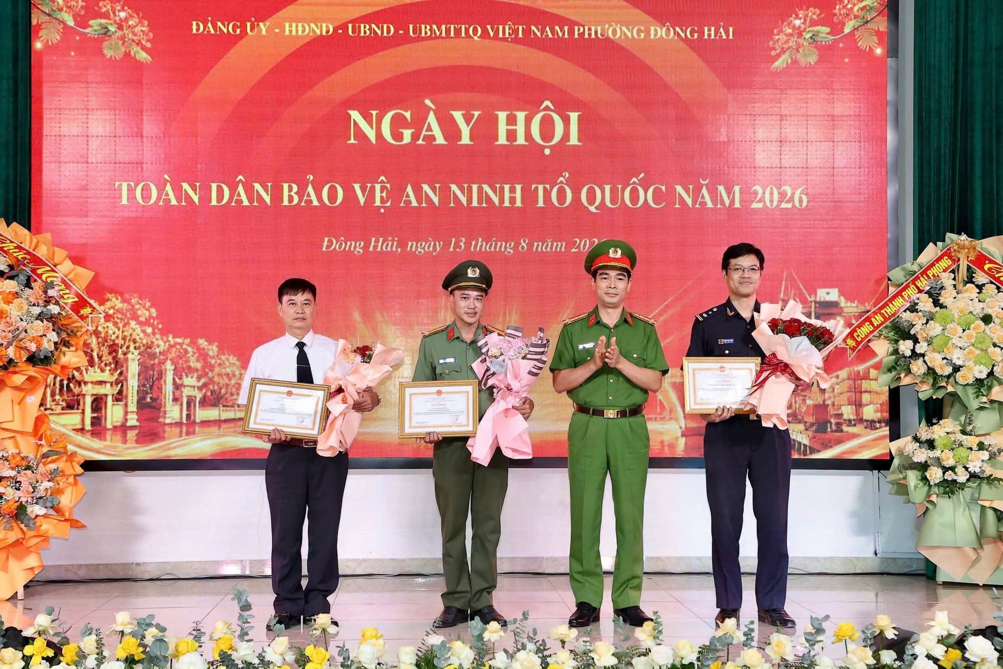 Hải quan khu vực III nhận Giấy khen của Giám đốc Công an TP. Hải Phòng