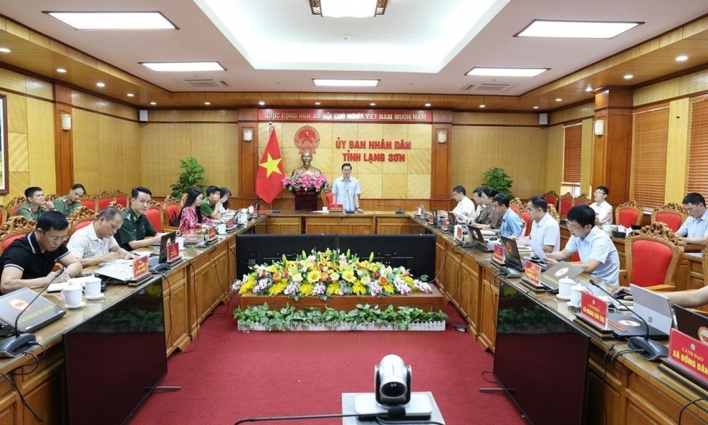Ông Đinh Hữu Học, Phó Chủ tịch Thường trực UBND tỉnh Lạng Sơn phát biểu kết luận cuộc họp rà soát, phân công nhiệm vụ cho các cơ quan, đơn vị liên quan, chuẩn bị các điều kiện đưa Cửa khẩu thông minh. Ảnh: Cổng thông tin điện tử Lạng Sơn Ông Đinh Hữu Học, Phó Chủ tịch Thường trực UBND tỉnh Lạng Sơn phát biểu kết luận cuộc họp rà soát, phân công nhiệm vụ cho các cơ quan, đơn vị liên quan, chuẩn bị các điều kiện đưa Cửa khẩu thông minh. Ảnh: Cổng thông tin điện tử Lạng Sơn