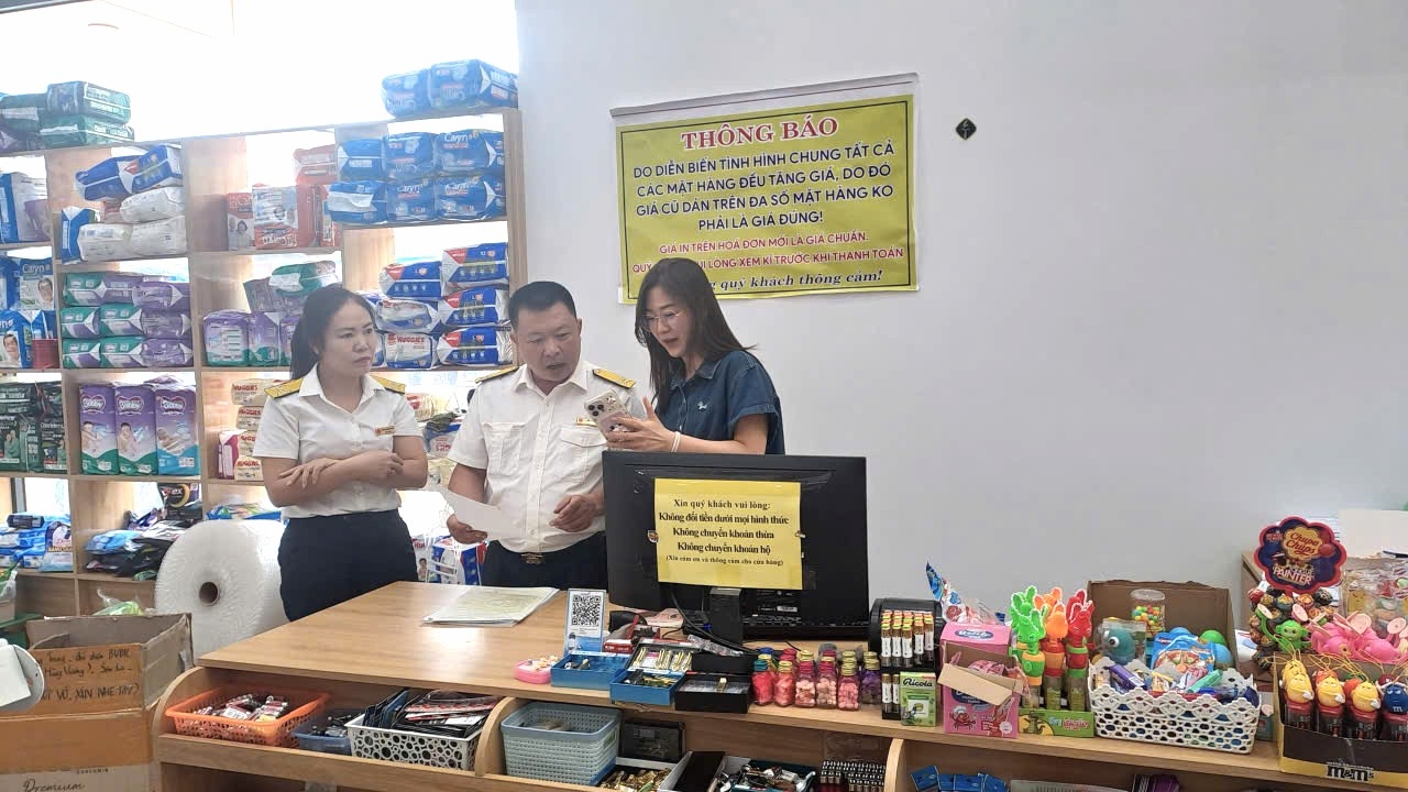 Công chức Thuế tỉnh Sơn La chủ động hướng dẫn hộ kinh doanh cài đặt eTax Mobile tạo thuận lợi cho việc kê khai, nộp thuế theo quy định.