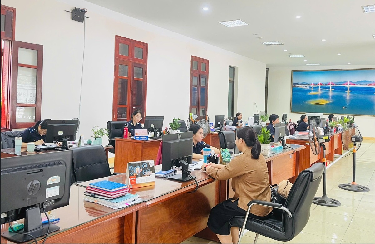 Công chức Hải quan khu vực XII hỗ trợ doanh nghiệp làm thủ tục hải quan. Ảnh: Hải quan khu vực XII. 