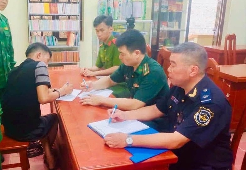 Tổ công tác đang lấy lời khai của đối tượng. Ảnh: Hải quan khu vực VI