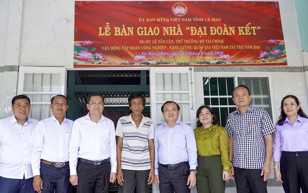 Thứ trưởng Lê Tấn Cận trao nhà Đại đoàn kết tại tỉnh Cà Mau