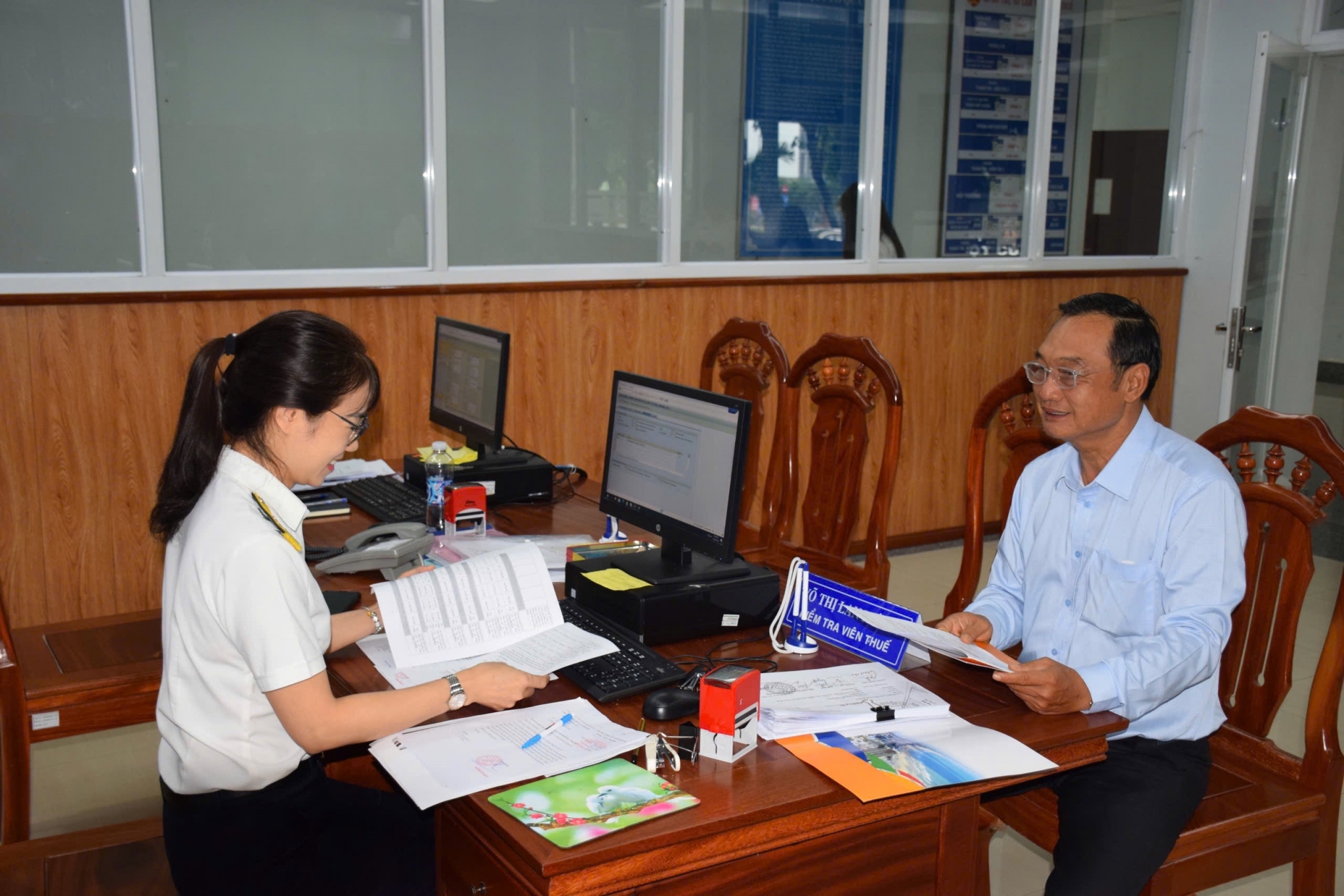 Công chức Thuế TP. Hồ Chí Minh hướng dẫn chính sách thuế cho doanh nghiệp. Ảnh: T.H