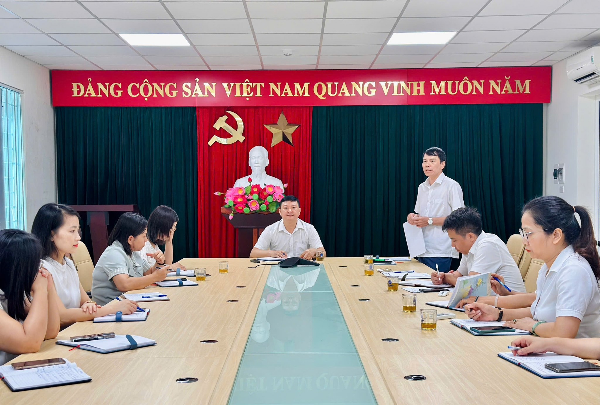 Chi bộ BHXH cơ sở Bỉm Sơn cũng đã tổ chức sinh hoạt thường kỳ kết hợp sinh hoạt chuyên đề với chủ đề “Một số giải pháp tăng cường công tác phát triển người tham gia BHXH bắt buộc, BHXH tự nguyện, BHYT hộ gia đình trong các tháng cuối năm 2026”.