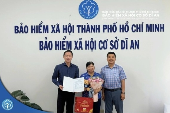 Tám người được nhận lương hưu nhờ kiên trì tham gia bảo hiểm xã hội tự nguyện