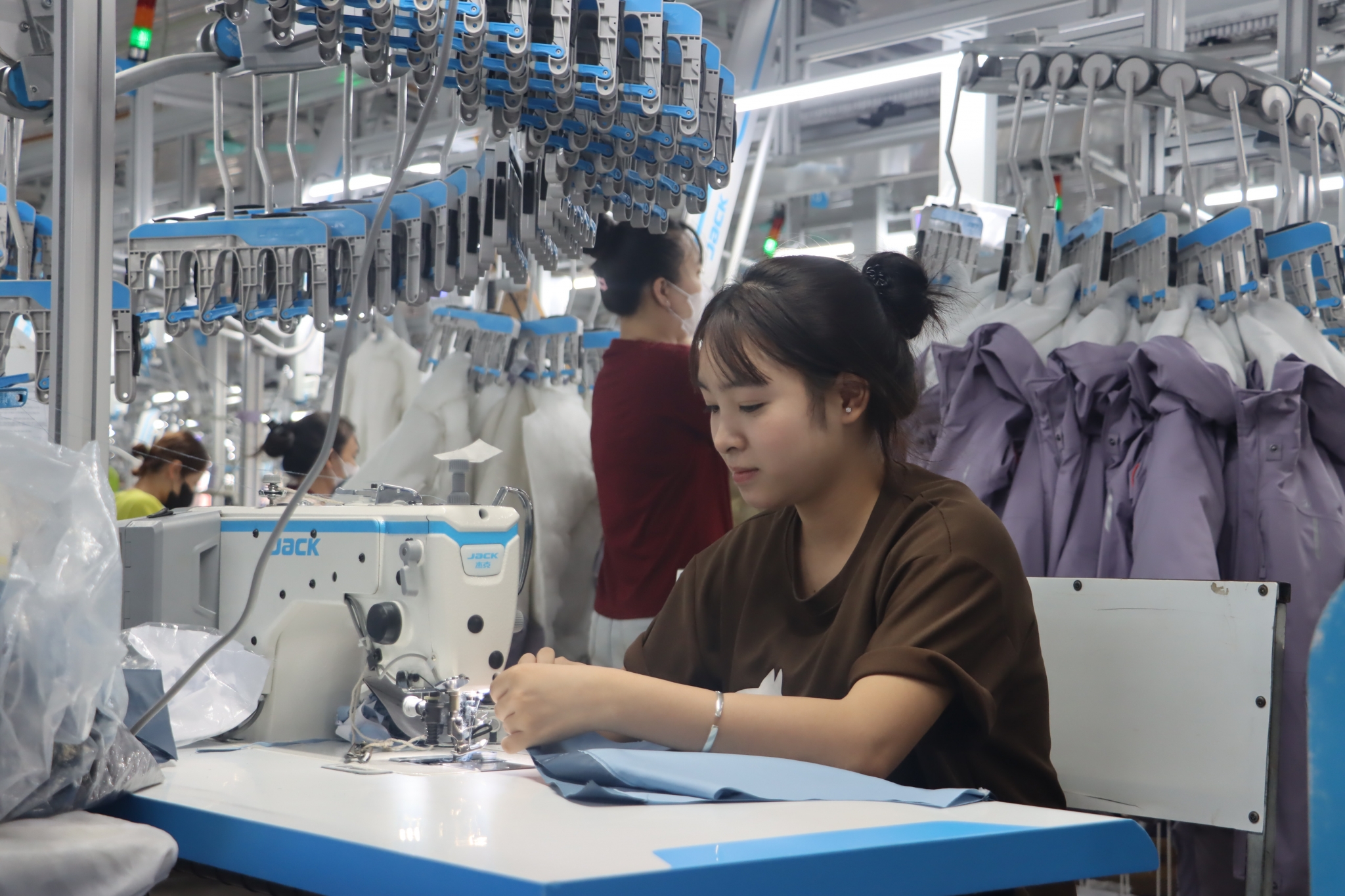 Sản xuất hàng may mặc. Ảnh: Thái Bình.