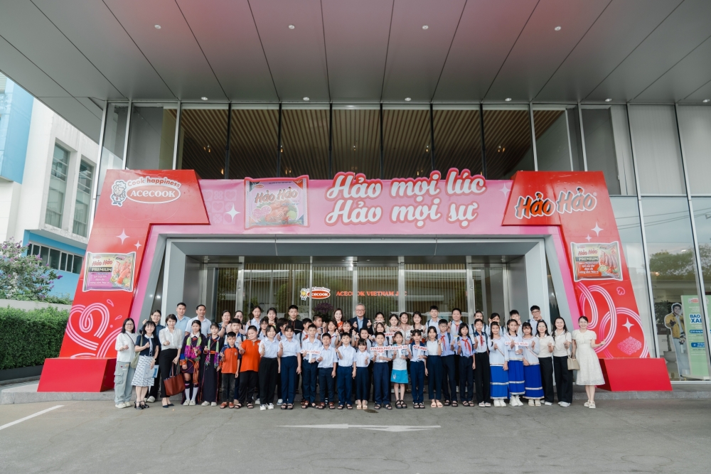 Ban lãnh đạo Acecook Việt Nam chụp hình lưu niệm cùng các em học sinh và thầy cô tham gia chương trình. Từ “Chuyến đi hạnh phúc” đến hành trình nuôi dưỡng ước mơ cho trẻ em