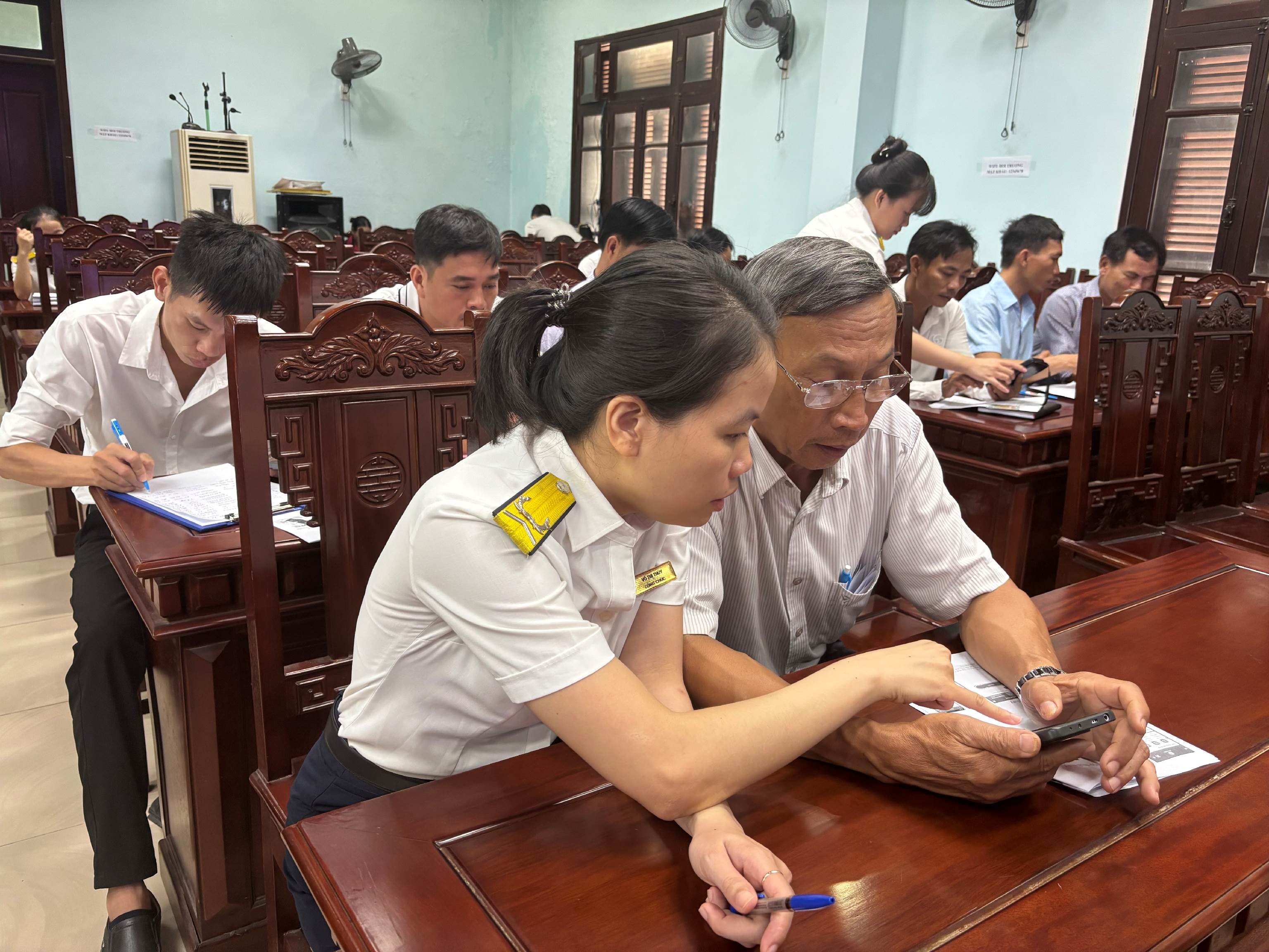 Thuế cơ sở 3 thành phố Huế tăng cường tuyên truyền nộp thuế sử dụng đất phi nông nghiệp qua ứng dụng eTax Mobile. Ảnh: Thanh Huệ.